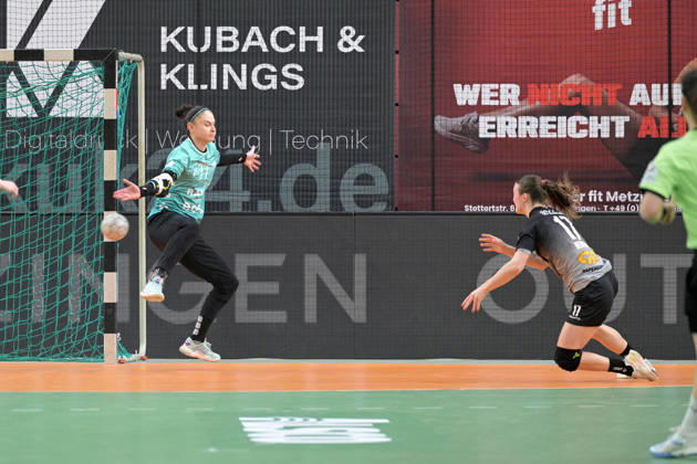 Sara Suba (TusSies Metzingen, 77) im Tor gegen Emma Hertha (SV Union Halle-Neustadt, 17) TusSies Metzingen vs. SV Union Halle-Neustadt, Handball, Alsco HBF, 17.Ligaspieltag, Saison 2025 2026, 15.02.2026 TusSies Metzingen vs. SV Union Halle-Neustadt, Handball, Alsco HBF, 17.Ligaspieltag, Saison 2025 2026, 15.02.2026 Tuebingen Copyright: xEibner-Pressefoto TobiasxBaurx EP_TBR