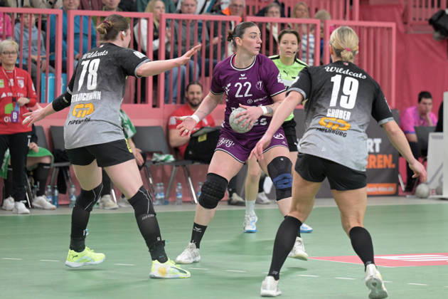 Gabriela Clausson Bitolo (TusSies Metzingen, 22) gegen Lucy Strauchmann (SV Union Halle-Neustadt, 78) und Lea Gruber (SV Union Halle-Neustadt, 19) TusSies Metzingen vs. SV Union Halle-Neustadt, Handball, Alsco HBF, 17.Ligaspieltag, Saison 2025 2026, 15.02.2026 TusSies Metzingen vs. SV Union Halle-Neustadt, Handball, Alsco HBF, 17.Ligaspieltag, Saison 2025 2026, 15.02.2026 Tuebingen Copyright: xEibner-Pressefoto TobiasxBaurx EP_TBR
