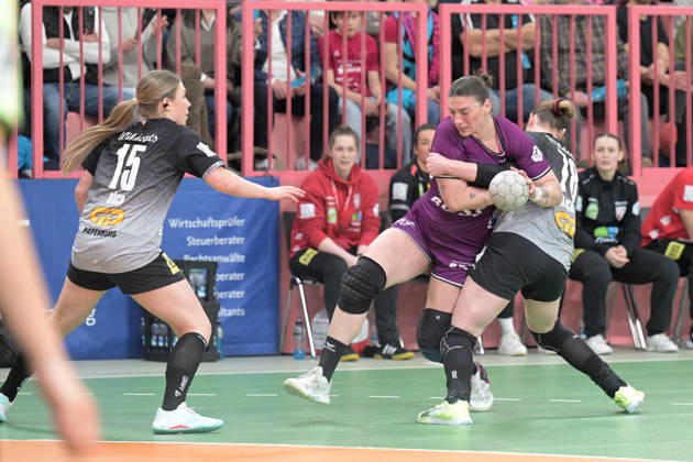 Gabriela Clausson Bitolo (TusSies Metzingen, 22) gegen Lucy Strauchmann (SV Union Halle-Neustadt, 78) und Fabienne Buech (SV Union Halle-Neustadt, 15) TusSies Metzingen vs. SV Union Halle-Neustadt, Handball, Alsco HBF, 17.Ligaspieltag, Saison 2025 2026, 15.02.2026 TusSies Metzingen vs. SV Union Halle-Neustadt, Handball, Alsco HBF, 17.Ligaspieltag, Saison 2025 2026, 15.02.2026 Tuebingen Copyright: xEibner-Pressefoto TobiasxBaurx EP_TBR