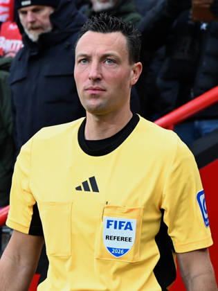 Schiedsrichter Sven Jablonski schaut waehrend des Spiels der Bundesliga zwischen Bayer 04 Leverkusen und FC St. Pauli, BayArena am 14. February 2026 in Leverkusen, Deutschland. (Foto von Ralf Treese DeFodi Images) +++ Schiedsrichter Sven Jablonski looks on during the Bundesliga match between Bayer 04 Leverkusen and FC St. Pauli at BayArena on February 14, 2026 in Leverkusen, Germany. (Photo by Ralf Treese DeFodi Images) DFL regulations prohibit any use of photographs as image sequences and or quasi-video. (Photo by Ralf Treese DeFodi Images) -