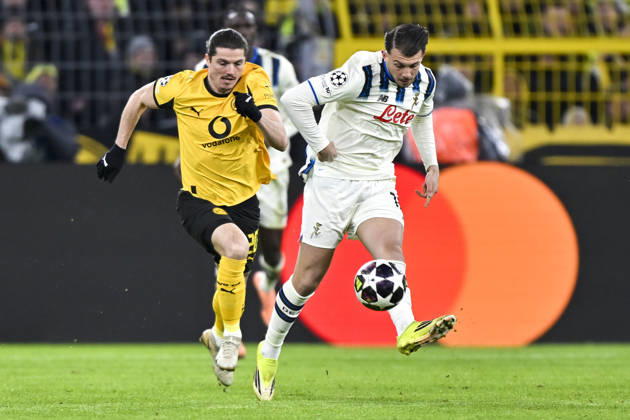 v. li. im Zweikampf Marcel Sabitzer (Dortmund 20) Lazar Samardzic (Atalanta 10) 17.02.2026 Fussball, Champions League, Borussia Dortmund vs Atalanta Bergamo , Signal Iduna Park, Dortmund,