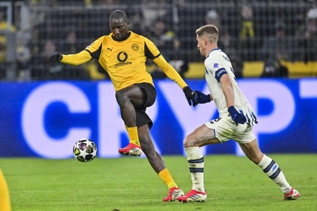 v. li. im Zweikampf Serhou Guirassy (Dortmund 9) Mario Pasalic (Atalanta 8) 17.02.2026 Fussball, Champions League, Borussia Dortmund vs Atalanta Bergamo , Signal Iduna Park, Dortmund,