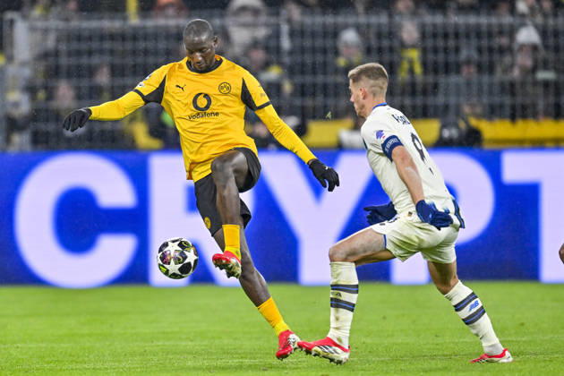 v. li. im Zweikampf Serhou Guirassy (Dortmund 9) Mario Pasalic (Atalanta 8) 17.02.2026 Fussball, Champions League, Borussia Dortmund vs Atalanta Bergamo , Signal Iduna Park, Dortmund,