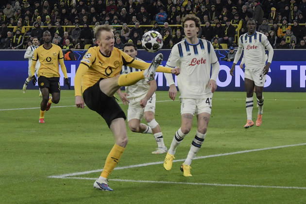 v. li. im Kampf um den Ball Maximilian Beier (Dortmund 14) Lorenzo Bernasconi (Atalanta 47) 17.02.2026 Fussball, Champions League, Borussia Dortmund vs Atalanta Bergamo , Signal Iduna Park, Dortmund,