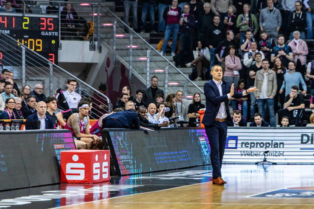 Marko Stankovic (Telekom Baskets Bonn, Headcoach) steht auf dem Spielfeld und gibt Anweisungen, Michael Kessens (Telekom Baskets Bonn, 06) sitzt auf der Bank Telekom Baskets Bonn vs. Rasta Vechta, Basketball, easy Credit BBL, 21. Spieltag, 2025 2026, 18.02.2026 Telekom Baskets Bonn vs. Rasta Vechta, Basketball, easy Credit BBL, 21. Spieltag, 2025 2026, 18.02.2026 Bonn Copyright: xEibner-Pressefoto GerhardxWingenx EP_GWR