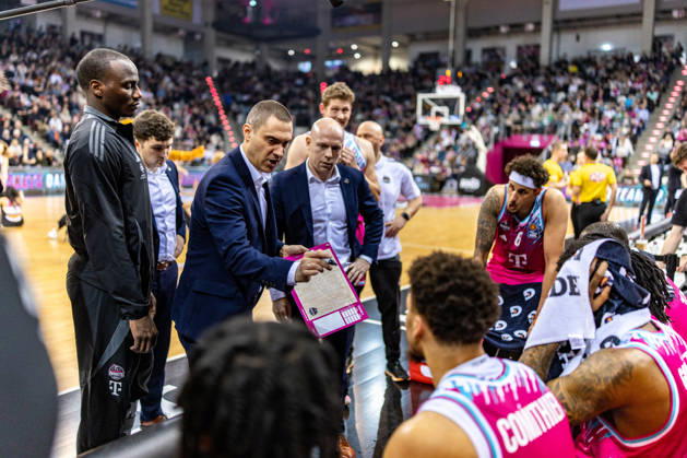 Marko Stankovic (Telekom Baskets Bonn, Headcoach) nimmt eine Auszeit Telekom Baskets Bonn vs. Rasta Vechta, Basketball, easy Credit BBL, 21. Spieltag, 2025 2026, 18.02.2026 Telekom Baskets Bonn vs. Rasta Vechta, Basketball, easy Credit BBL, 21. Spieltag, 2025 2026, 18.02.2026 Bonn Copyright: xEibner-Pressefoto GerhardxWingenx EP_GWR