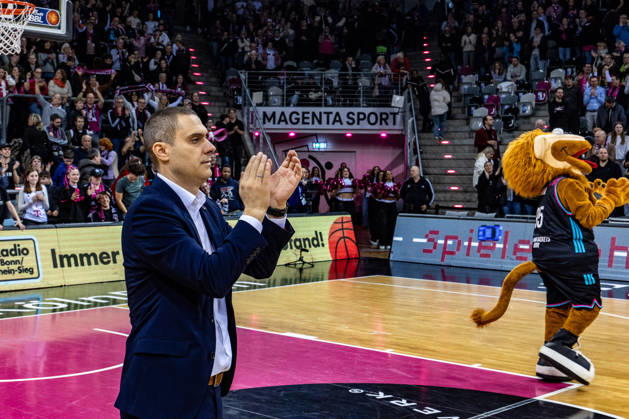 Marko Stankovic (Telekom Baskets Bonn, Headcoach) klatscht Beifall nach dem Sieg gegen Rasta Vechta Telekom Baskets Bonn vs. Rasta Vechta, Basketball, easy Credit BBL, 21. Spieltag, 2025 2026, 18.02.2026 Telekom Baskets Bonn vs. Rasta Vechta, Basketball, easy Credit BBL, 21. Spieltag, 2025 2026, 18.02.2026 Bonn Copyright: xEibner-Pressefoto GerhardxWingenderx EP_GWR