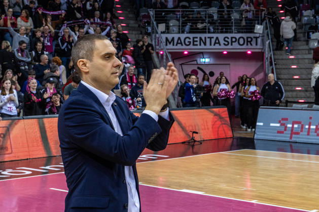 Marko Stankovic (Telekom Baskets Bonn, Headcoach) klatscht vor Freude nach dem Sieg gegen Rasta Vechta Telekom Baskets Bonn vs. Rasta Vechta, Basketball, easy Credit BBL, 21. Spieltag, 2025 2026, 18.02.2026 Telekom Baskets Bonn vs. Rasta Vechta, Basketball, easy Credit BBL, 21. Spieltag, 2025 2026, 18.02.2026 Bonn Copyright: xEibner-Pressefoto GerhardxWingenderx EP_GWR