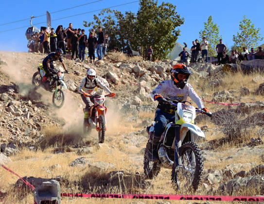 October 17, 2025, Erbil, Kurdistan Region, Iraq: Motocross riders navigate a steep and rocky downhill path during the enduro championship Competitors test their skills on the rugged terrain maneuvering their bikes over loose stones and natural obstacles Erbil Iraq - ZUMAy105 20251017_zip_y105_022 Copyright: xMahmoudxYaseenx