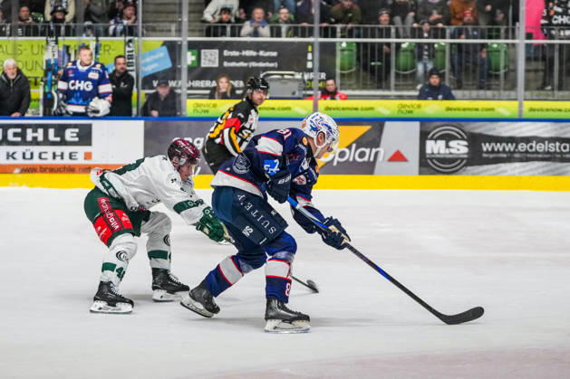 Kampf um den Puck Zweikampf zwischen Maxim Scholl (Ravensburg Towerstars, 81) und Maximilian Adam (Starbulls Rosenheim, 48), GER, Ravensburg Towerstars vs. Starbulls Rosenheim, Eishockey, DEL2, Spielzeit 2025 2026, 47 .Spieltag, Hauptrunde, 20.02.26 GER, Ravensburg Towerstars vs. Starbulls Rosenheim, Eishockey, DEL2, Spielzeit 2025 2026, 47 .Spieltag, Hauptrunde, 20.02.26 Ravenburg Copyright: xEibner-Pressefoto MaximilianxRisx EP_MRT