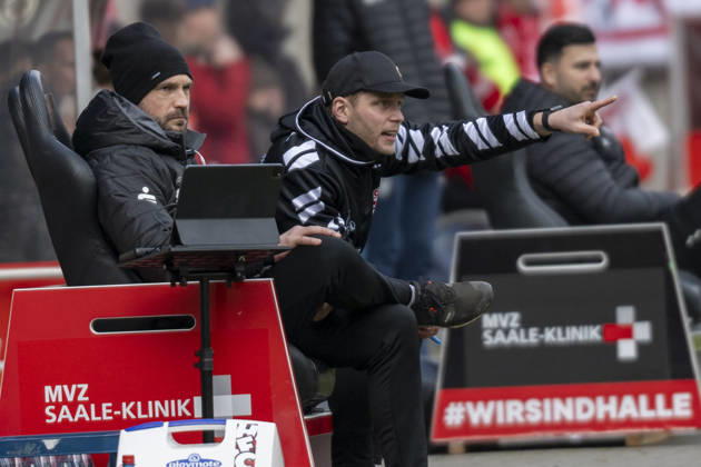 Regionalliga Nordost -Saison 25 26 Hallescher FC vs.Greifswalder FC Halle, Deutschland 21.Februar 2026: Im Bild:Trainer Robert Schröder Schroeder (Halle) Gestik, Geste, gestikuliert, Halle Saale Leuna Chemie Stadion Sachsen-Anhalt Deutschland