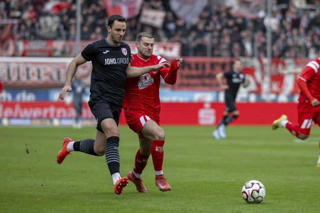 Regionalliga Nordost -Saison 25 26 Hallescher FC vs.Greifswalder FC Halle, Deutschland 21.Februar 2026: Im Bild:v.li.Bastian Strietzel (Greifswald) und Max Kulke (Halle) Halle Saale Leuna Chemie Stadion Sachsen-Anhalt Deutschland