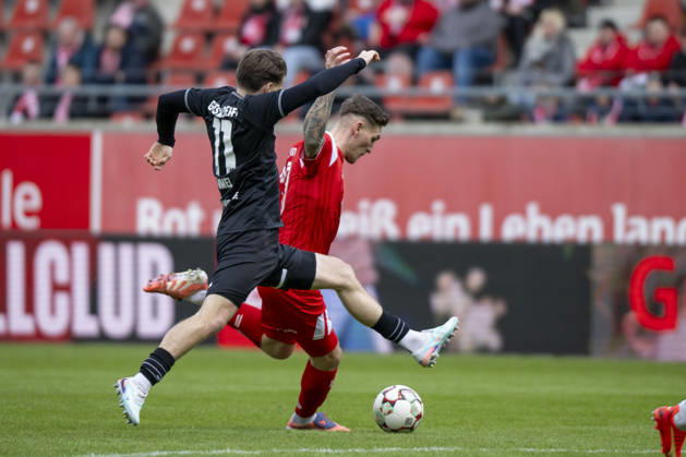 Regionalliga Nordost -Saison 25 26 Hallescher FC vs.Greifswalder FC Halle, Deutschland 21.Februar 2026: Im Bild:v. li. im Zweikampf Lukas Lämmel Laemmel (Greifswald) und Niclas Stierlin (Halle) Halle Saale Leuna Chemie Stadion Sachsen-Anhalt Deutschland