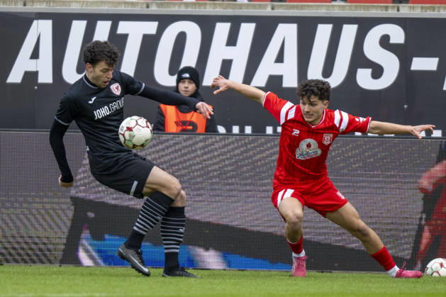 Regionalliga Nordost -Saison 25 26 Hallescher FC vs.Greifswalder FC Halle, Deutschland 21.Februar 2026: Im Bild:v.li.Jannis Farr (Greifswald) und Joscha Wosz (Halle) Halle Saale Leuna Chemie Stadion Sachsen-Anhalt Deutschland