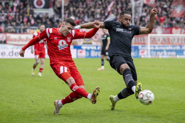 Regionalliga Nordost -Saison 25 26 Hallescher FC vs.Greifswalder FC Halle, Deutschland 21.Februar 2026: Im Bild:v. li. im Zweikampf Marius Hauptmann (Halle) und Jason Tomety-Hemazro (Greifswald) Halle Saale Leuna Chemie Stadion Sachsen-Anhalt Deutschland
