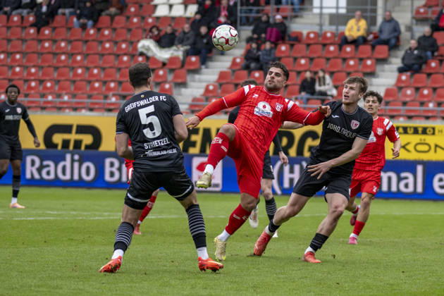 Regionalliga Nordost -Saison 25 26 Hallescher FC vs.Greifswalder FC Halle, Deutschland 21.Februar 2026: Im Bild:v. li. im Zweikampf Bastian Strietzel (Greifswald) und Malek Fakhro (Halle) Halle Saale Leuna Chemie Stadion Sachsen-Anhalt Deutschland