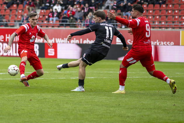 Regionalliga Nordost -Saison 25 26 Hallescher FC vs.Greifswalder FC Halle, Deutschland 21.Februar 2026: Im Bild:v.li.Niclas , Lukas Lämmel Laemmel (Greifswald) und Malek Fakhro (Halle)Stierlin (Halle) Halle Saale Leuna Chemie Stadion Sachsen-Anhalt Deutschland