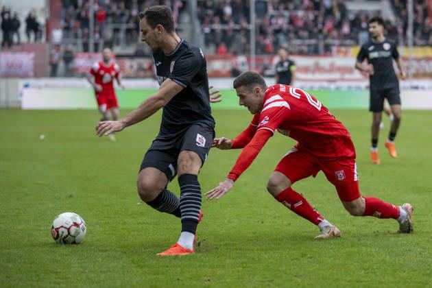 Regionalliga Nordost -Saison 25 26 Hallescher FC vs.Greifswalder FC Halle, Deutschland 21.Februar 2026: Im Bild:v.li.Bastian Strietzel (Greifswald) und Marius Hauptmann (Halle) Halle Saale Leuna Chemie Stadion Sachsen-Anhalt Deutschland