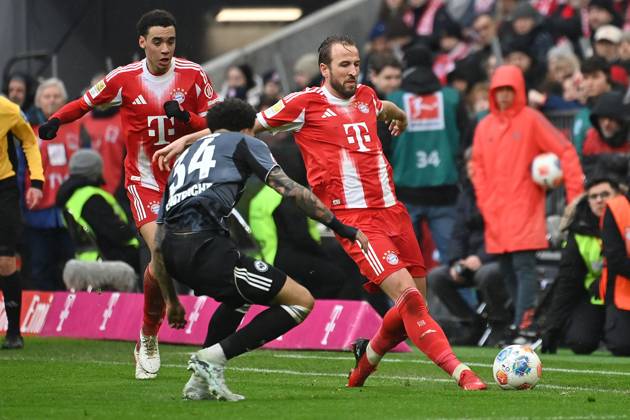 Harry KANE (Bayern Muenchen), Aktion,Zweikampf gegen Nnamadi COLLINS (Eintracht Frankfurt).hi:Jamal MUSIALA (Bayern Muenchen). Fussball 1. Bundesliga Saison 2025 2026, 23.Spieltag, Spieltag23 FC Bayern Muenchen - Eintracht Frankfurt am 21.02.2026 , A L L I A N Z A R E N A.