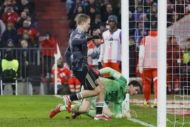 Jonathan Burkardt (Eintracht Frankfurt, 09) und Jonas Urbig (FC Bayern München, 40) nach dem Elfmeter , Deutschland, Fussball, 1. Bundesliga, 23.Spieltag, 2025 2026, FC Bayern München vs. Eintracht Frankfurt, 21.02.2026, München Allianz-Arena Deutschland Copyright: xGrantxHubbsx