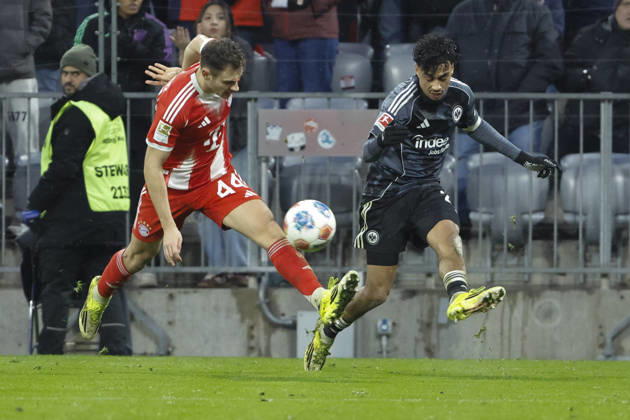 Josip Stanisic (FC Bayern München, 44) und Nathaniel Brown (Eintracht Frankfurt, 21) im Zweikampf , Deutschland, Fussball, 1. Bundesliga, 23.Spieltag, 2025 2026, FC Bayern München vs. Eintracht Frankfurt, 21.02.2026, München Allianz-Arena Deutschland Copyright: xGrantxHubbsx