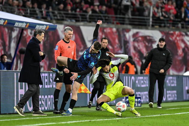 Fußball I Herren I Saison 2025-2026 I Bundesliga I 23. Spieltag I RB Leipzig - Borussia Dortmund I 21.02.2026 Zweikampf mit Folgen Brajan Gruda (10, RB Leipzig) wird von Ramy Bensebaini (5, Borussia Dortmund) vom Ball getrennt und fliegt im Anschluss in Niko Kovac (Trainer, Borussia Dortmund) (l.) hinein Leipzig Red Bull Arena Sachsen Deutschland Copyright: xLobeca InesxHähnelx