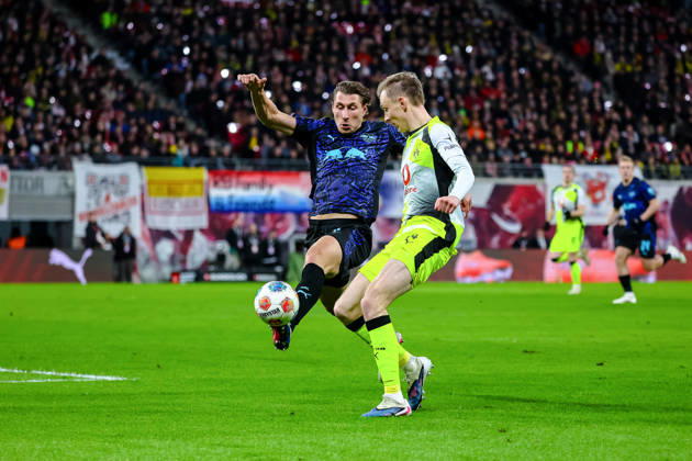 Willi Orban (RB Leipzig, 04) am Ball, Zweikampf, Duell, Kampf mit Maximilian Beier (Borussia Dortmund, 14) , RB Leipzig vs. Borussia Dortmund, Fussball, 1. Bundesliga, 23. Spieltag, Saison 2025 2026, 21.02.2026,¨ DFL REGULATIONS PROHIBIT ANY USE OF PHOTOGRAPHS AS IMAGE SEQUENCES AND OR QUASI-VIDEO,¨ RB Leipzig vs. Borussia Dortmund, Fussball, 1. Bundesliga, 3. Spieltag, Saison 2025 2026, 21.02.2026 Leipzig Copyright: xEibner-Pressefoto LauraxRoemerx EP_LRR