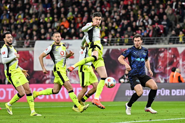 Fußball I Herren I Saison 2025-2026 I Bundesliga I 23. Spieltag I RB Leipzig - Borussia Dortmund I 21.02.2026 Luca Reggiani (49, Borussia Dortmund) nimmt den Ball an, Willi Orban (4, RB Leipzig) bereit zum Eingreifen Leipzig Red Bull Arena Sachsen Deutschland Copyright: xLobeca InesxHähnelx