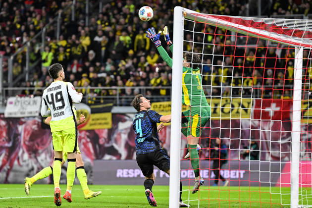 Fußball I Herren I Saison 2025-2026 I Bundesliga I 23. Spieltag I RB Leipzig - Borussia Dortmund I 21.02.2026 Gregor Kobel (1, Borussia Dortmund) fischt den Ball aus der Luft, Willi Orban (4, RB Leipzig) stand zur Abnahme bereit Leipzig Red Bull Arena Sachsen Deutschland Copyright: xLobeca InesxHähnelx