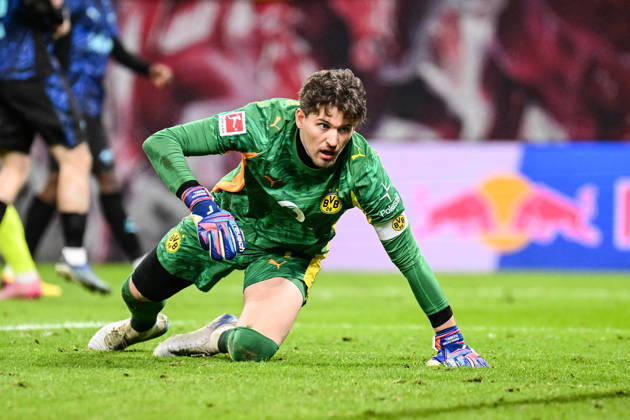 Fußball I Herren I Saison 2025-2026 I Bundesliga I 23. Spieltag I RB Leipzig - Borussia Dortmund I 21.02.2026 Gregor Kobel (1, Borussia Dortmund) schaut beim 2. Gegentor dem Ball hinterher Freisteller, Nahaufnahme, Porträt, Portrait, Einzelfoto, Einzelbild, Körper Leipzig Red Bull Arena Sachsen Deutschland Copyright: xLobeca InesxHähnelx