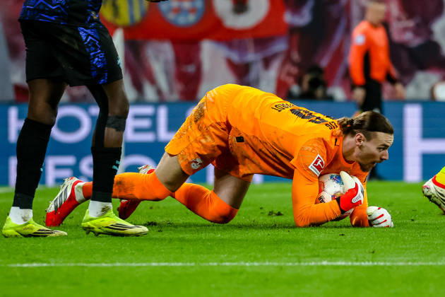 Maarten Vandevoordt (RB Leipzig, 26) haelt den Ball, RB Leipzig vs. Borussia Dortmund, Fussball, 1. Bundesliga, 23. Spieltag, Saison 2025 2026, 21.02.2026,¨ DFL REGULATIONS PROHIBIT ANY USE OF PHOTOGRAPHS AS IMAGE SEQUENCES AND OR QUASI-VIDEO,¨ RB Leipzig vs. Borussia Dortmund, Fussball, 1. Bundesliga, 3. Spieltag, Saison 2025 2026, 21.02.2026 Leipzig Copyright: xEibner-Pressefoto LauraxRoemerx EP_LRR
