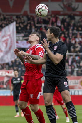 Regionalliga Nordost -Saison 25 26 Hallescher FC vs.Greifswalder FC Halle, Deutschland 21.Februar 2026: Im Bild:v.li.Niclas Stierlin (Halle) und Bastian Strietzel (Greifswald) Kopfball, Kopfballduell Halle Saale Leuna Chemie Stadion Sachsen-Anhalt Deutschland