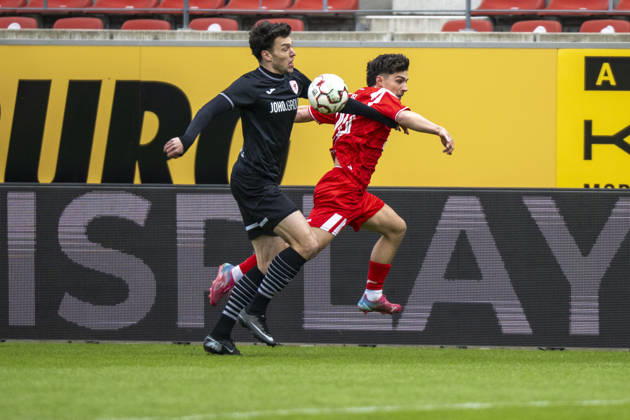 Regionalliga Nordost -Saison 25 26 Hallescher FC vs.Greifswalder FC Halle, Deutschland 21.Februar 2026: Im Bild:v.li.Jannis Farr (Greifswald) und Joscha Wosz (Halle) Halle Saale Leuna Chemie Stadion Sachsen-Anhalt Deutschland