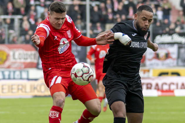 Regionalliga Nordost -Saison 25 26 Hallescher FC vs.Greifswalder FC Halle, Deutschland 21.Februar 2026: Im Bild:v. li. im Zweikampf Marius Hauptmann (Halle) und Jason Tomety-Hemazro (Greifswald) Halle Saale Leuna Chemie Stadion Sachsen-Anhalt Deutschland