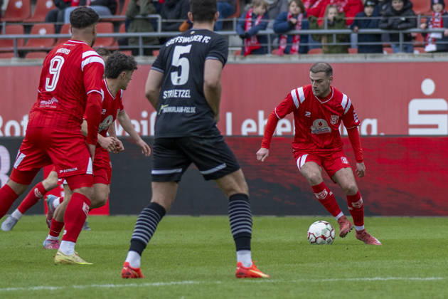 Regionalliga Nordost -Saison 25 26 Hallescher FC vs.Greifswalder FC Halle, Deutschland 21.Februar 2026: Im Bild:v.li.Malek Fakhro (Halle), Joscha Wosz (Halle), Bastian Strietzel (Greifswald) und Max Kulke (Halle) Halle Saale Leuna Chemie Stadion Sachsen-Anhalt Deutschland