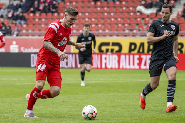 Regionalliga Nordost -Saison 25 26 Hallescher FC vs.Greifswalder FC Halle, Deutschland 21.Februar 2026: Im Bild:v.li.Niclas Stierlin (Halle) und Bastian Strietzel (Greifswald) Halle Saale Leuna Chemie Stadion Sachsen-Anhalt Deutschland
