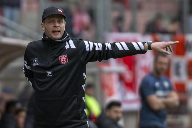 Regionalliga Nordost -Saison 25 26 Hallescher FC vs.Greifswalder FC Halle, Deutschland 21.Februar 2026: Im Bild:Trainer Robert Schröder Schroeder (Halle) Gestik, Geste, gestikuliert, Halle Saale Leuna Chemie Stadion Sachsen-Anhalt Deutschland