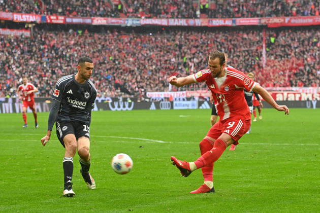 Harry KANE (Bayern Muenchen), Aktion,Zweikampf gegen Ellyes SKHIRI (Eintracht Frankfurt). Fussball 1. Bundesliga Saison 2025 2026, 23.Spieltag, Spieltag23 FC Bayern Muenchen - Eintracht Frankfurt 3-2 am 21.02.2026 , A L L I A N Z A R E N A.