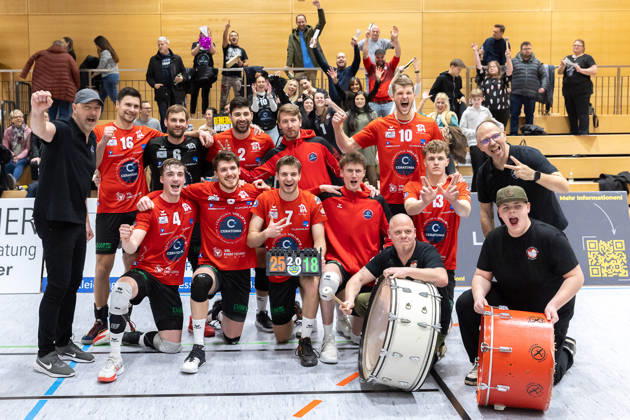 Team, Mannschaft, jubelt, Jubel, positive Emotionen, positive Emotion, Spielende, SV Schwaig Volleyball - CERATONIA Volleys Eltmann , Volleyball, 2. Bundesliga Sued, 22. Spieltag, 21.02.2026 SV Schwaig Volleyball - CERATONIA Volleys Eltmann , Volleyball, 2. Bundesliga Sued, 22. Spieltag, 21.02.2026 Schwaig Copyright: xEibner-Pressefoto G.xSantemizx EP_GSZ