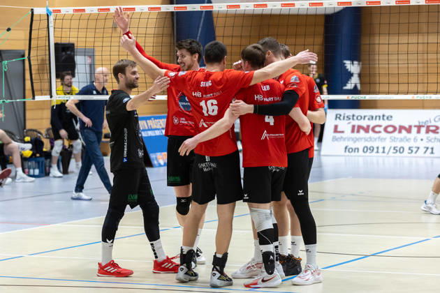 Team, Mannschaft, jubelt, Jubel, positive Emotionen, positive Emotion, Spielende, SV Schwaig Volleyball - CERATONIA Volleys Eltmann , Volleyball, 2. Bundesliga Sued, 22. Spieltag, 21.02.2026 SV Schwaig Volleyball - CERATONIA Volleys Eltmann , Volleyball, 2. Bundesliga Sued, 22. Spieltag, 21.02.2026 Schwaig Copyright: xEibner-Pressefoto G.xSantemizx EP_GSZ