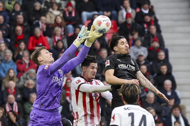 Moritz Nicolas (Borussia Mönchengladbach, 33), Igor Matanovic (SC Freiburg, 31) und Kevin Diks (Borussia Mönchengladbach, 04) im Kampf um den Ball , Deutschland, Fussball, 1. Bundesliga, 23.Spieltag, 2025 2026, SC Freiburg vs. Borussia Mönchengladbach, 22.02.2026, Freiburg im Breisgau Europa-Park Stadion Deutschland Copyright: xGrantxHubbsx
