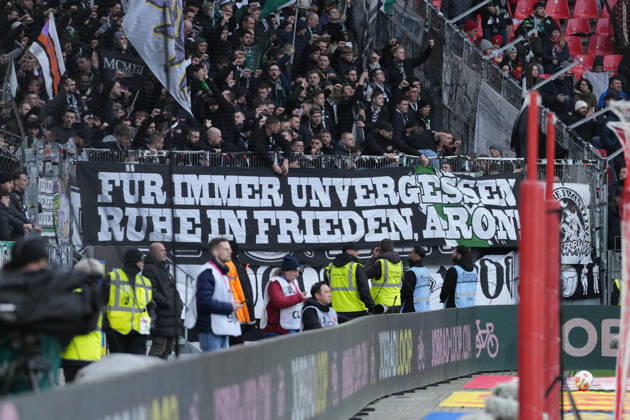 Spruchband der Fans und Ultras auf der Tribüne, Banner, Trauer , Deutschland, Fussball, 1. Bundesliga, 23.Spieltag, 2025 2026, SC Freiburg vs. Borussia Mönchengladbach, 22.02.2026, Europa-Park Stadion, Freiburg, Deutschland DFL REGULATIONS PROHIBIT ANY USE OF PHOTOGRAPHS AS IMAGE SEQUENCES AND OR QUASI-VIDEO. Freiburg Europa-Park Stadion Baden-Württemberg Deutschland Copyright: xArnexAmbergx
