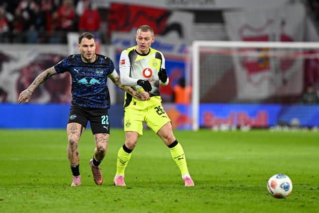 Fußball I Herren I Saison 2025-2026 I Bundesliga I 23. Spieltag I RB Leipzig - Borussia Dortmund I 21.02.2026 Zweikampf David Raum (22, RB Leipzig) und Julian Ryerson (26, Borussia Dortmund) Leipzig Red Bull Arena Sachsen Deutschland Copyright: xLobeca InesxHähnelx