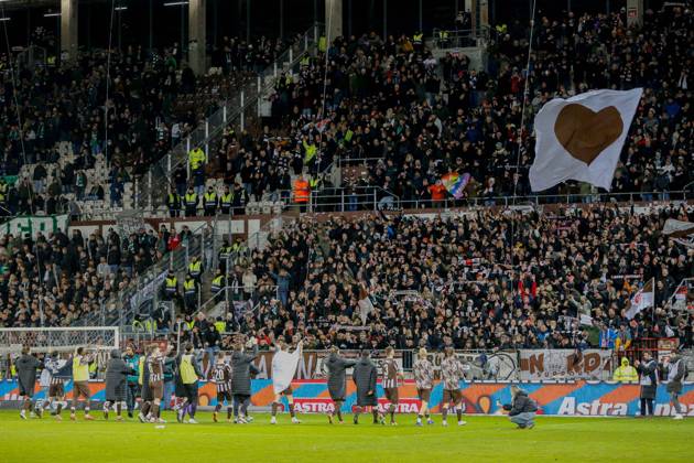 Schlussjubel der Mannschaft ( Pauli ) vor der Nordtribüne Fans Zuschauer Deutschland , Hamburg , Millerntorstadion , Fussball , 1. Bundesliga , FC St Pauli - SV Werder Bremen