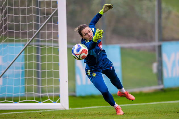 260225 Goalkeeper Jennifer Falk of the Swedish women s national football at a training session on February 25, 2026 in Albufeira. Photo: Ludvig Thunman BILDBYRAN kod LT LT0773 fotboll football soccer fotball träning practice training sverige sweden dam bbeng Copyright: LUDVIGxTHUNMAN BB260225LT001