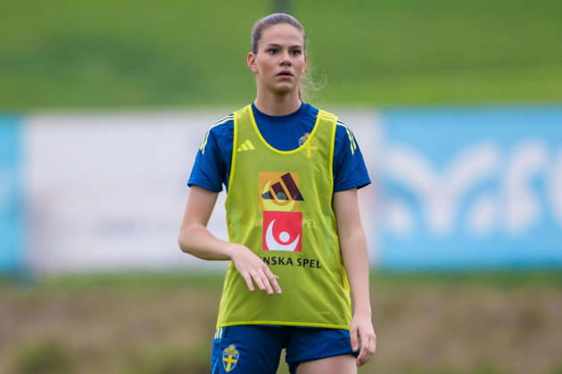260225 Bella Andersson of the Swedish women s national football at a training session on February 25, 2026 in Albufeira. Photo: Ludvig Thunman BILDBYRAN kod LT LT0773 fotboll football soccer fotball träning practice training sverige sweden dam bbeng Copyright: LUDVIGxTHUNMAN BB260225LT038