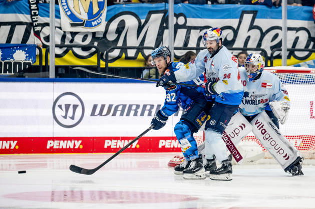 Ryan Murphy (EHC Red Bull Muenchen, 24) verteidigt gegen Daniel Schmoelz (ERC Ingolstadt, 92) vor dem Tor von Antoine Bibeau (Torwart, EHC Red Bull Muenchen, 30) GER, EHC Red Bull Muenchen vs. ERC Ingolstadt, Eishockey, DEL, 45. Spieltag, Saison 2025 2026, 25.02.2026. GER, EHC Red Bull Muenchen vs. ERC Ingolstadt, Eishockey, DEL, 45. Spieltag, Saison 2025 2026, 25.02.2026. Muenchen Copyright: xEibner-Pressefoto HeikexFeinerx EP_HFR
