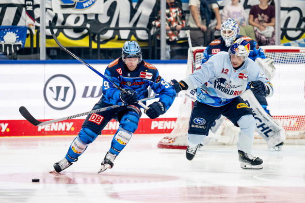 Kampf um den Puck Zweikampf zwischen Myles Powell (ERC Ingolstadt, 9) und Yasin Ehliz (EHC Red Bull Muenchen, 42) GER, EHC Red Bull Muenchen vs. ERC Ingolstadt, Eishockey, DEL, 45. Spieltag, Saison 2025 2026, 25.02.2026. GER, EHC Red Bull Muenchen vs. ERC Ingolstadt, Eishockey, DEL, 45. Spieltag, Saison 2025 2026, 25.02.2026. Muenchen Copyright: xEibner-Pressefoto HeikexFeinerx EP_HFR