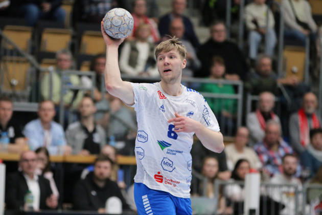 25.02.2026 Handball Herren 2025 2026 2. Handball-Bundesliga 21. Spieltag HSG Nordhorn-Lingen - Dessau-Roßlauer HV 06 EmslandArena Lingen Julius Drachau (Dessau, 8, weiß) am Ball. Lingen (Ems) Niedersachen Deutschland