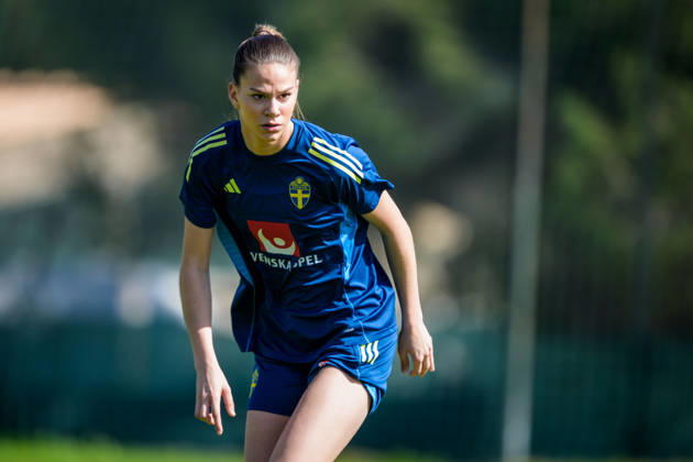 260226 Bella Andersson of the Swedish women s national football team at a training session on February 26, 2026 in Albuferia. Photo: Ludvig Thunman BILDBYRAN kod LT LT0774 fotboll football soccer fotball träning practice training sverige sweden dam bbeng Copyright: LUDVIGxTHUNMAN BB260226LT032